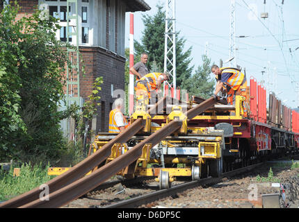 Le vie sono prese fuori di una autovettura di servizio in Loewenberg, Germania, 10 settembre 2012. Fino ad aprile 2013, il percorso tra Berlino e rostock verrà chiusa. In corrispondenza di tre tratti di traccia, traversine, vie e zavorra sarà rinnovato. È il dichiarato obiettivo di diminuire il tempo di viaggio tra Berlino e Rostock a meno di due ore fino a dicembre 2013. Foto: Bernd Settnik Foto Stock