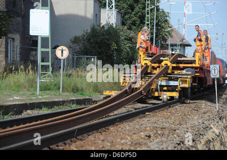 Le vie sono prese fuori di una autovettura di servizio in Loewenberg, Germania, 10 settembre 2012. Fino ad aprile 2013, il percorso tra Berlino e rostock verrà chiusa. In corrispondenza di tre tratti di traccia, traversine, vie e zavorra sarà rinnovato. È il dichiarato obiettivo di diminuire il tempo di viaggio tra Berlino e Rostock a meno di due ore fino a dicembre 2013. Foto: Bernd Settnik Foto Stock