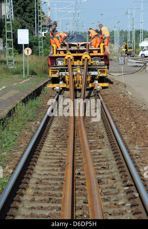 Le vie sono prese fuori di una autovettura di servizio in Loewenberg, Germania, 10 settembre 2012. Fino ad aprile 2013, il percorso tra Berlino e rostock verrà chiusa. In corrispondenza di tre tratti di traccia, traversine, vie e zavorra sarà rinnovato. È il dichiarato obiettivo di diminuire il tempo di viaggio tra Berlino e Rostock a meno di due ore fino a dicembre 2013. Foto: Bernd Settnik Foto Stock