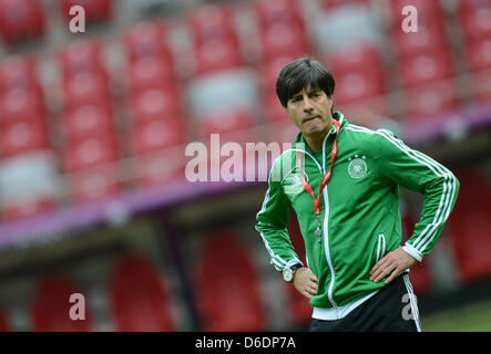 (Dpa) file - un file immagine datata 27 giugno 2012 mostra nazionale tedesco di calcio team allenatore Joachim Loew per partecipare a una sessione di pratica durante l'Euro 2012 a Varsavia in Polonia. Joachim Loew non ha preoccupazioni circa il rapporto tra il suo team e le ventole, anche se la Germania ha perso contro l'Italia in Euro 2012 semi-finale. Foto: Andreas Gebert dpa/L  (si prega di fare riferimento ai capitoli da 7 a Foto Stock