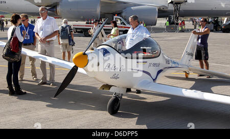 I velivoli solare Elektra uno stand solare nei locali dell'International Air Show Ila all'aeroporto di Schoenefeld, Germania, 11 settembre 2012. Il velivolo è stato dato il nome di "Brandenburg' in precedenza. L'Air Show all'aeroporto sud di Berlino si svolgerà dal 11 al 16 settembre 2012. Foto: WOLFGANG KUMM Foto Stock