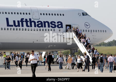 Le persone si mettono in coda fino a immettere il Lufthansa Boeing 747-8 nei locali dell'International Air Show Ila all'aeroporto di Schoenefeld, Germania, 11 settembre 2012. Il velivolo è stato dato il nome di "Brandenburg' in precedenza. L'Air Show all'aeroporto sud di Berlino si svolgerà dal 11 al 16 settembre 2012. Foto: WOLFGANG KUMM Foto Stock