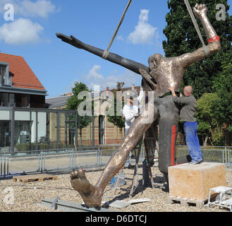 La scultura "Jahrhundertschritt' ('secolo passo') è assemblato a Potsdam, Germania, 13 settembre 2012. La scultura di Wolfgang Mattheuer dalla collezione di Hasso Plattner è parte del signor Plattner GDR della collezione d'arte. Foto: BERND SETTNIK Foto Stock