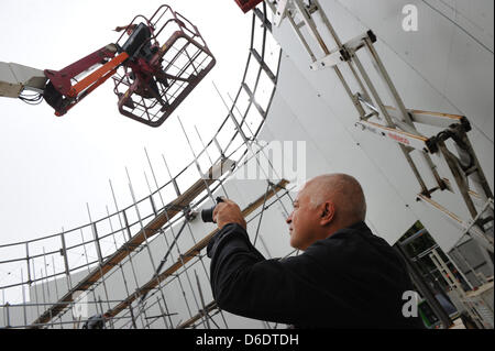 Dpa-esclusivo: l'artista e architetto Yadegar Asisi prende le immagini del sito di costruzione del nuovo muro di Berlino panorama al Checkpoint Charlie a Berlino, Germania, 12 settembre 2012. Vienna-nato Asisi utilizzato per vivere nei pressi del muro di Berlino nel quartiere Kreuzberg di Berlino negli anni ottanta. La sua vista panoramica del muro di Berlino combina la sua Impressioni soggettive sulla base di Foto Stock