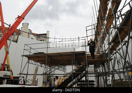 Dpa-esclusivo: l'artista e architetto Yadegar Asisi prende le immagini del sito di costruzione del nuovo muro di Berlino panorama al Checkpoint Charlie a Berlino, Germania, 12 settembre 2012. Vienna-nato Asisi utilizzato per vivere nei pressi del muro di Berlino nel quartiere Kreuzberg di Berlino negli anni ottanta. La sua vista panoramica del muro di Berlino combina la sua Impressioni soggettive sulla base di Foto Stock