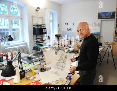 Dpa-esclusivo: l'artista e architetto Yadegar Asisi detiene un progetto grafico del suo ultimo progetto, il muro di Berlino panorama nel suo studio nel quartiere Kreuzberg di Berlino, Germania, 12 settembre 2012. Il creatore del muro di Berlino panorama ,Vienna-nato artista e architetto Yadegar Asisi, utilizzato per vivere nei pressi del muro di Berlino nel quartiere Kreuzberg di Berlino nel Foto Stock