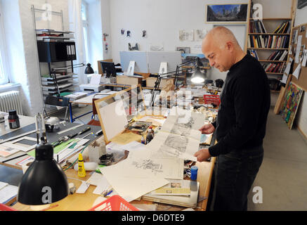 Dpa-esclusivo: l'artista e architetto Yadegar Asisi detiene un progetto grafico del suo ultimo progetto, il muro di Berlino panorama nel suo studio nel quartiere Kreuzberg di Berlino, Germania, 12 settembre 2012. Il creatore del muro di Berlino panorama ,Vienna-nato artista e architetto Yadegar Asisi, utilizzato per vivere nei pressi del muro di Berlino nel quartiere Kreuzberg di Berlino nel Foto Stock