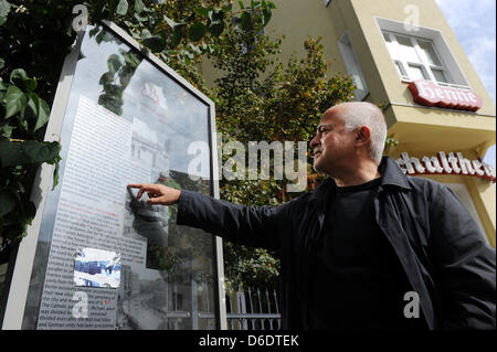 Dpa-esclusivo: l'artista e architetto Yadegar Asisi sorge di fronte al ristorante 'Henne' nel quartiere Kreuzberg di Berlino, Germania, 12 settembre 2012. Asisi usato per essere un visitatore frequente al ristorante negli anni ottanta che si trovava proprio dal muro di Berlino. Il creatore del muro di Berlino panorama ,Vienna-nato artista e architetto Yadegar Asisi, utilizzato per vivere vicino a Foto Stock