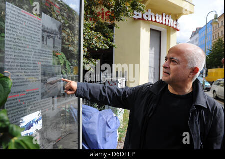 Dpa-esclusivo: l'artista e architetto Yadegar Asisi sorge di fronte al ristorante 'Henne' nel quartiere Kreuzberg di Berlino, Germania, 12 settembre 2012. Asisi usato per essere un visitatore frequente al ristorante negli anni ottanta che si trovava proprio dal muro di Berlino. Il creatore del muro di Berlino panorama ,Vienna-nato artista e architetto Yadegar Asisi, utilizzato per vivere vicino a Foto Stock