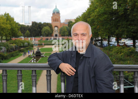 Dpa-esclusivo: l'artista e architetto Yadegar Asisi sorge sul ponte sul Waldemarstraße con il Sankt-Michael-Kirche (chiesa di Saint Michael) in background nei pressi del Engelbecken nel quartiere Kreuzberg di Berlino, Germania, 12 settembre 2012. Il punto di vista della chiesa è stata bloccata dal muro di Berlino, che correva lungo la piazza e nel 1986 Asisi dipinto una fictiona Foto Stock