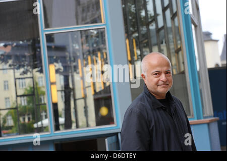 Dpa-esclusivo: l'artista e architetto Yadegar Asisi sorge di fronte al 'Traenenpalast' (palazzo delle lacrime) vicino alla stazione Friedrichstrasse della stazione ferroviaria di Berlino, Germania, 12 settembre 2012. Asisi utilizzati per attraversare frequentemente in Berlino Est presso il valico di frontiera sulla Friedrichstrasse negli anni ottanta. Il creatore del muro di Berlino panorama ,Vienna-nato artista e architetto Yadegar Asisi, Foto Stock