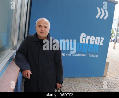 Dpa-esclusivo: l'artista e architetto Yadegar Asisi sorge di fronte al 'Traenenpalast' (palazzo delle lacrime) vicino alla stazione Friedrichstrasse della stazione ferroviaria di Berlino, Germania, 12 settembre 2012. Asisi utilizzati per attraversare frequentemente in Berlino Est presso il valico di frontiera sulla Friedrichstrasse negli anni ottanta. Il creatore del muro di Berlino panorama ,Vienna-nato artista e architetto Yadegar Asisi, Foto Stock