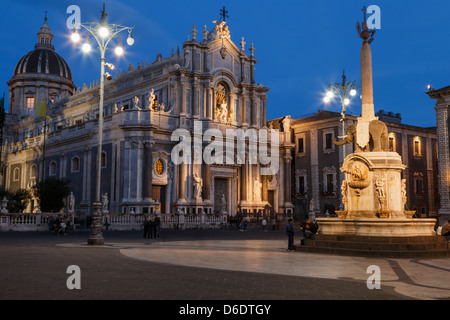 Catania, Piazza del Duomo. La cattedrale di Sant'Agata e la Fontana dell'Elefante. Foto Stock