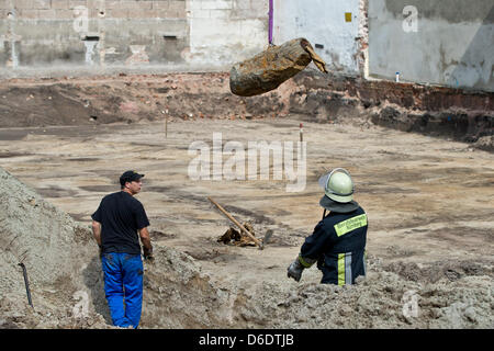 Esperto di demolizioni Michael Weiss (L) all'estero il distacco di un disinnescate 250 kg bomba aerei da guerra mondiale II in Nuremberg, Germania, 13 settembre 2012. Dopo la ricerca della bomba 2000 abitanti in un 300m-raggio hanno dovuto lasciare le loro case fino a quando la bomba era stata fedused. Foto: DANIEL KARMANN Foto Stock