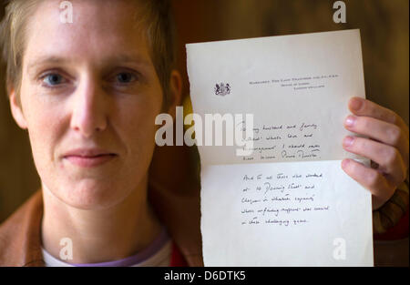 Libraio antiquario Katja Burmester presenta un presumibilmente vera lettera dell ex primo ministro britannico Margaret Thatcher a suo marito Denis a Wismar, Germania, 13 settembre 2012. Il proprietario della libreria antiquaria 'Schuterjunge' trovato la lettera una settimana fa in una edizione in lingua inglese di Thatcher's autobiografia 'di Downing Street anni". La "signora di ferro' grazie a suo marito per Foto Stock