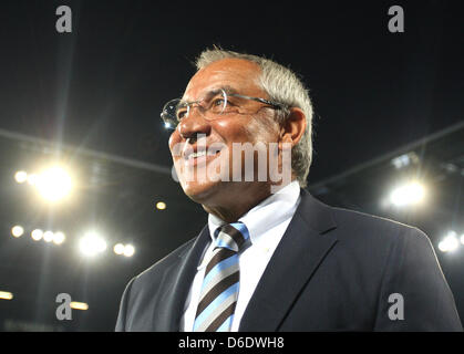 Wolfsburg's allenatore Felix Magath sorge sul collaterale durante la Bundesliga partita di calcio tra FC Augsburg e VfL Wolfsburg a SGL Arena di Augsburg, Germania, 14 settembre 2012. Foto: Karl-Josef Hildenbrand Foto Stock