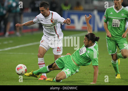 Augusta Petrzela Milano (L) e Wolfsburg di Ricardo Rodriguez (C) si contendono la palla come Wolfsburg Thomas Kahlenberg guarda su durante la Bundesliga partita di calcio tra FC Augsburg e VfL Wolfsburg a SGL Arena di Augsburg, Germania, 14 settembre 2012. Foto: Karl-Josef Hildenbrand Foto Stock