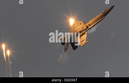 Un McDonnell Douglas F-18 Hornet dal traguardo Air Force compie durante il secondo giorno che la Berlin Air Show (ILA) è aperta al pubblico a Schoenefeld di Berlino, Germania, 15 settembre 2012. La aviation trade show a sud di Berlino ha luogo dal 11 al 16 settembre 2012. Foto: WOLFGANG KUMM Foto Stock