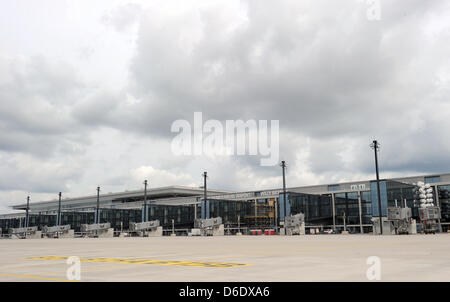 Nuvole scure si muovono attraverso il cielo sopra il futuro Willy Brandt Aeroporto (BER) in Schoenefeld, Germania, 12 settembre 2012. Giornalista, che sono accreditati per la ILA Berlin Air Show, erano in grado di visualizzare il nuovo aeroporto, la cui apertura è stata rinviata al 27 ottobre 2013. La Ila avviene tra 11 e 16 settembre 2012. Foto: Bernd Settnik Foto Stock