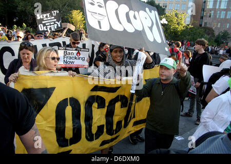 Occupare gli attivisti si riuniscono durante la 'S17 Azione di massa della formazione" a Washington Square Park di New York, Stati Uniti d'America, 15 settembre 2012. Lunedì, 17 settembre 2012, occupano gli attivisti di manifestare contro il potere delle élite finanziarie quando il "Occupare Wall Street" il movimento si festeggia il suo primo compleanno. Foto: Christina Horsten Foto Stock