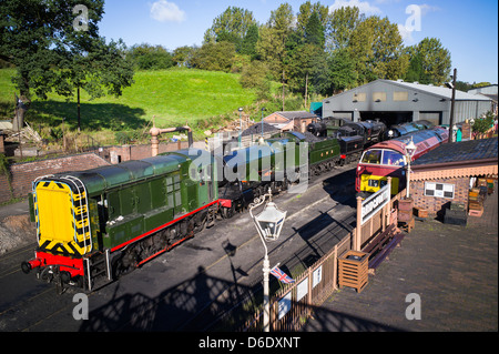 Ripristinati i motori ferroviari al di fuori del motore capannone a Bridgnorth stazione sul Severn Valley Railway in Shropshire Inghilterra UK UE Foto Stock