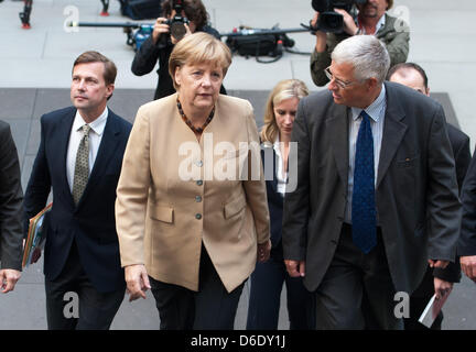 Il cancelliere tedesco Angela Merkel cammina accanto a Gregor Mayntz (R), presidente della Bundespressekonferenz e di governo il portavoce Steffen Seibert (L) come Lei arriva per una conferenza stampa sui problemi attuali del mercato tedesco la politica interna e la politica estera a Berlino, Germania, 17 settembre 2012. Foto: Maurizio Gambarini Foto Stock