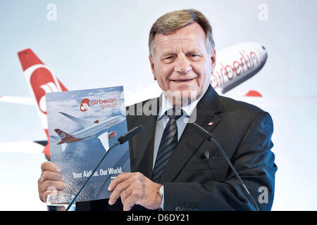 Air Berlin CEO Hartmut Mehdorn partecipa a una conferenza stampa presso l'aeroporto di Tegel a Berlino, Germania, 17 settembre 2012. La compagnia aerea tedesca ha presentato il suo rapporto di sostenibilità. Foto: ROBERT SCHLESINGER Foto Stock