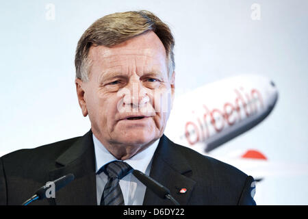 Air Berlin CEO Hartmut Mehdorn partecipa a una conferenza stampa presso l'aeroporto di Tegel a Berlino, Germania, 17 settembre 2012. La compagnia aerea tedesca ha presentato il suo rapporto di sostenibilità. Foto: ROBERT SCHLESINGER Foto Stock