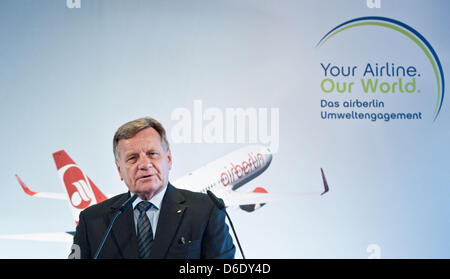 Air Berlin CEO Hartmut Mehdorn partecipa a una conferenza stampa presso l'aeroporto di Tegel a Berlino, Germania, 17 settembre 2012. La compagnia aerea tedesca ha presentato il suo rapporto di sostenibilità. Foto: ROBERT SCHLESINGER Foto Stock