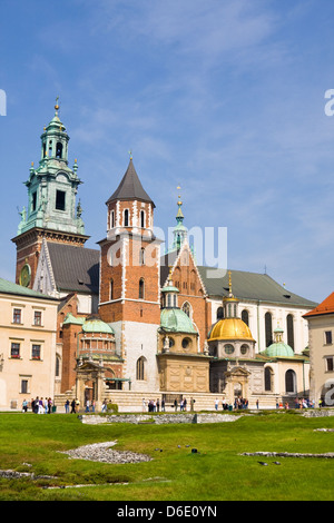 Vista della bellissima Saint Stanislas Cattedrale al castello di Wawel, Cracovia, visto da dietro un arco gotico Foto Stock