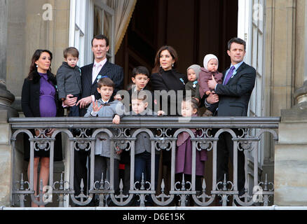 Gravidanza danese principessa Marie (L-R), il Principe Henrik, il Principe Joachim Principe Felix, Principe Nikolai, il principe cristiano, la Principessa Maria con il Principe Vincent, Principessa Isabella, Principessa Josephine e Crown Prince Frederik al balcone di Amalienborg Palace in occasione della Regina Margrethe il quarantesimo giubileo a Copenhagen, in Danimarca, il 15 gennaio 2012. Foto: Albert Nieboer / Olanda Foto Stock