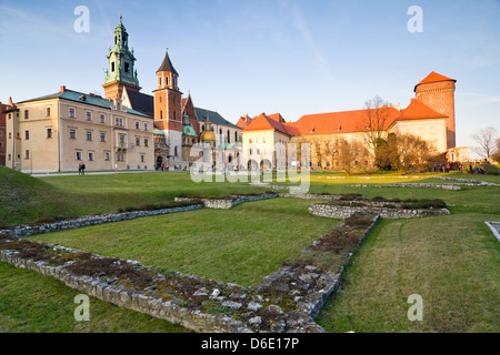 Vista della bellissima Saint Stanislas Cattedrale al castello di Wawel, Cracovia, visto da dietro un arco gotico Foto Stock