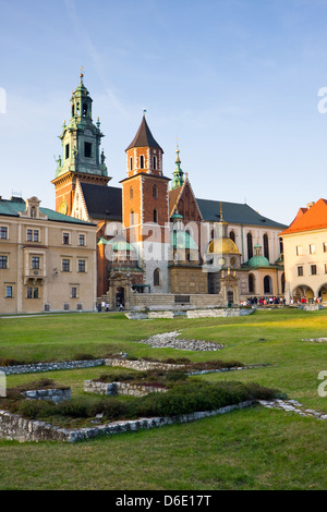 Vista della bellissima Saint Stanislas Cattedrale al castello di Wawel, Cracovia, visto da dietro un arco gotico Foto Stock