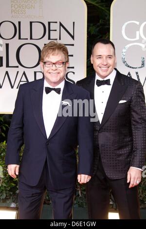 Musicista britannico Elton John (l) e il compagno David arredare frequentare la sessantanovesima Annuale di Golden Globe Awards presentato dalla Hollywood Foreign Press Association in Hotel Beverly Hilton di Los Angeles, Stati Uniti d'America, il 15 gennaio 2012. Foto: Hubert Boesl Foto Stock