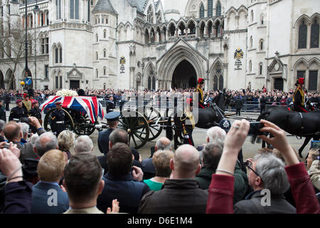 Londra, Regno Unito. Il 17 aprile 2013. Signora Thatcher la bara passa lungo il filamento su un carrello della pistola in rotta per San Paolo alla Cattedrale per un funerale di stato. Il fatto che la signora Thatcher è stato dato un funerale di stato e dalle casse pubbliche ha portato ad un forte dibattito sia in e fuori del Parlamento. Credito: Allsorts Stock Photo/Alamy Live News Foto Stock