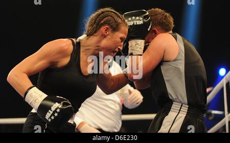 Il tedesco boxing professional Ramona Kuehne (L) combatte contro l'Ungherese boxing professional Renata Domsodi nel WBO/WBF/WBIF super piuma titolo mondiale pugilato matchat il Baden-Arena in Offenburg, Germania, 14 gennaio 2012. Kuehne ha vinto la partita. Foto: Patrick Seeger Foto Stock