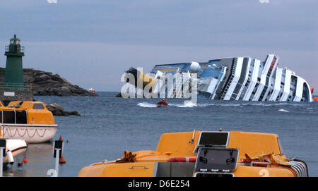 La nave da crociera "Costa Concordia" si osserva dopo la lussuosa nave da crociera ribaltati fuori l'isola del Giglio presso la costa Tuskan, Italia, 16 gennaio 2012. La nave da crociera "Costa Concordia" trasportano più di 4.200 passeggeri ha iniziato il capovolgimento disattivato la costa italiana dopo arenamento sul Venerdì sera, 13 gennaio 2012. Foto: Peter Mayer Foto Stock