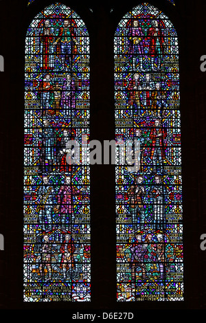 Vetrata di Liverpool Cattedrale Anglicana raffiguranti persone influenti nella chiesa di Inghilterra Foto Stock