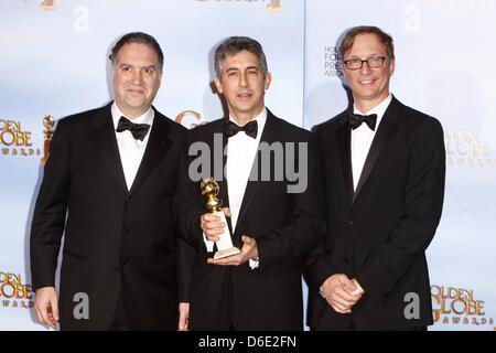 Produttori Jim Taylor (r), Jim Burke (l) e lo scrittore e regista Alexander Payne, vincitori per Best Motion Picture - Drama 'i discendenti', pongono in sala stampa del 69Annuale di Golden Globe Awards presentato dalla Hollywood Foreign Press Association in Hotel Beverly Hilton di Los Angeles, Stati Uniti d'America, il 15 gennaio 2012. Foto: Hubert Boesl Foto Stock