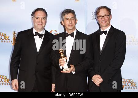 Produttori Jim Taylor (r), Jim Burke (l) e lo scrittore e regista Alexander Payne, vincitori per Best Motion Picture - Drama 'i discendenti', pongono in sala stampa del 69Annuale di Golden Globe Awards presentato dalla Hollywood Foreign Press Association in Hotel Beverly Hilton di Los Angeles, Stati Uniti d'America, il 15 gennaio 2012. Foto: Hubert Boesl Foto Stock