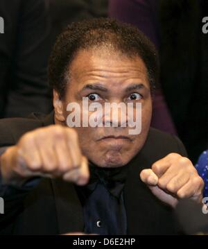 FILE - Un archivio foto datata 17 dicembre 2005 mostra ex boxing professional Muhammad Ali prima di un incontro di pugilato di sua figlia Laila Ali contro lo svedese Asa Sandell a Berlino, Germania. Ali è di andare a festeggiare il suo settantesimo compleanno il 17 gennaio 2012. Foto: Perr Grimm Foto Stock