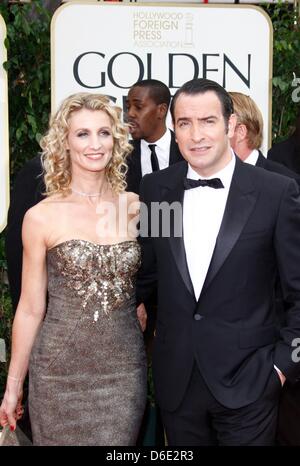 Attore francese Jean Dujardin e sua moglie Alexandra Lamy frequentare la sessantanovesima Annuale di Golden Globe Awards presentato dalla Hollywood Foreign Press Association in Hotel Beverly Hilton di Los Angeles, Stati Uniti d'America, 15 gennaio 2012. Foto: Hubert Boesl Foto Stock