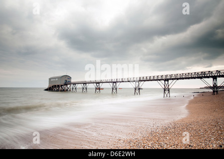 Scialuppa di salvataggio RNLI stazione in Selsey Bill Foto Stock