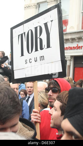 La Baronessa Thatcher manifestanti Margaret Thatcher funerale 17 aprile 2013 LUDGATE Londra Inghilterra REGNO UNITO Foto Stock