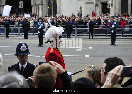 Londra, Regno Unito. Il 17 aprile 2013. Il popolo del Regno Unito hanno mostrato i loro aspetti al Primo Ministro del Regno Unito Margaret Thatcher oggi. Come la pistola carrello impostato su off lungo il filamento, il pubblico ha mostrato i loro aspetti battendo.Credit: Nick Twinney/Alamy Live News Foto Stock