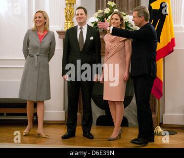 Il Presidente tedesco la moglie Bettina Wulff (L-R), Georg Friedrich principe di Prussia e di sua moglie Sophie Principessa di Isenburg, come pure il Presidente tedesco Christian Wulff pongono durante una cena presso il Palazzo Bellevue a Berlino, Germania, 16 gennaio 2012. Si sono incontrati in occasioni del trecentesimo anniversario della Federico II in onore di Georg Friedrich principe della Prussia. Foto: Sebastian Kahnert Foto Stock