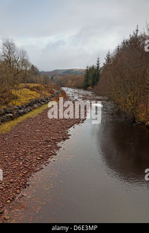 Taf Fawr (Big Taff) fiume che scorre verso il basso in direzione del Llwyn-onn serbatoio dal Corn-Du nel Parco Nazionale di Brecon Beacons Foto Stock