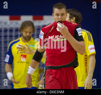 In Handball-Europameisterschaft Serbien: Vorrunde Gruppe B, Tschechien - Schweden 29:33 am Dienstag (17.01.2012) in Nis. Der Tscheche Filip Jicha verlässt das Spielfeld. Schweden hat den ersten Sieg des Turniers gefeiert und sich zugleich vorzeitig für die Hauptrunde qualifiziert. Der WM-Vierte bezwang Tschechien mit 33:29 (19:17). Foto: Jens Wolf dpa Foto Stock