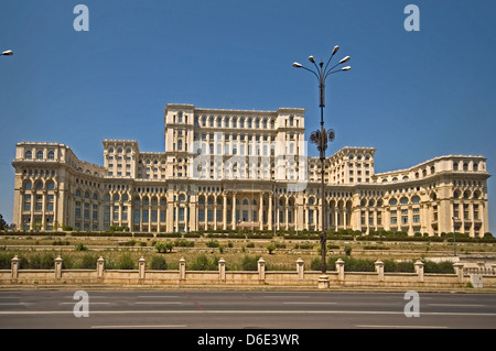 L'Europa, Romania, Bucarest, Edificio del Parlamento questa è stata Ceausescu del palazzo ed è il secondo edificio più grande al mondo Foto Stock