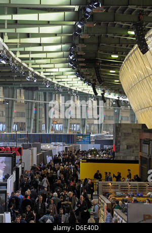 I visitatori a piedi durante il giorno di apertura della fiera di moda "Bread & Butter" presso l'ex aeroporto Tempelhof di Berlino, Germania, 18 gennaio 2012. La presentazione dell'autunno/inverno 2012/2013 collezioni si svolgerà dal 18 al 20 gennaio 2012. Foto: Soeren Stache dpa/lbn Foto Stock